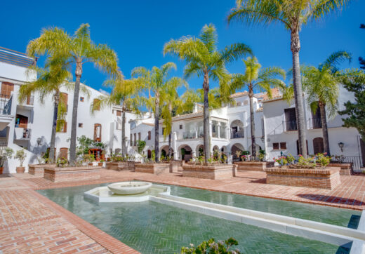 Lovely two bedroom ground floor apartment in the exceptional gated community of Señorio de Marbella, on Marbella´s Golden Mile