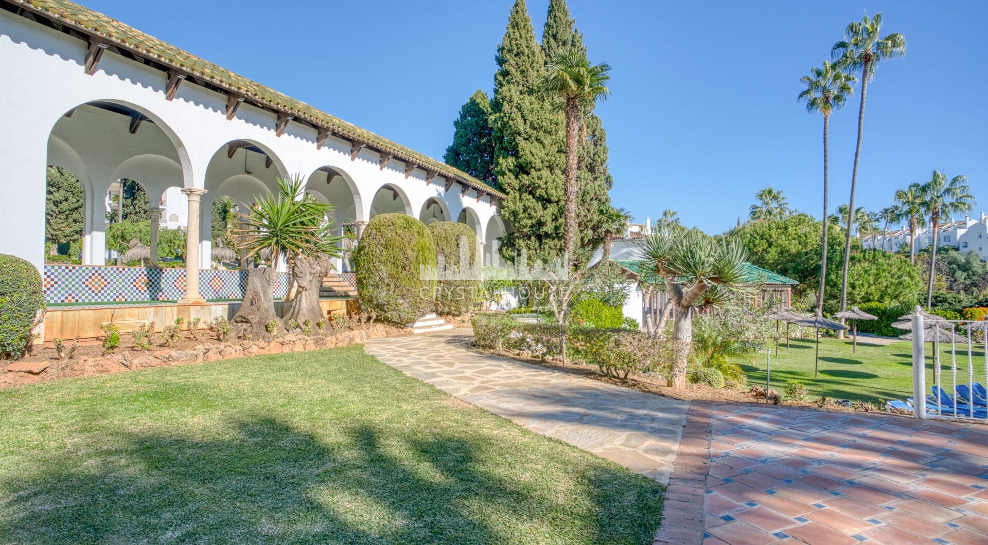Lovely two bedroom ground floor apartment in the exceptional gated community of Señorio de Marbella, on Marbella´s Golden Mile