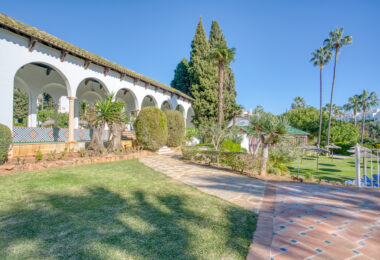 Lovely two bedroom ground floor apartment in the exceptional gated community of Señorio de Marbella, on Marbella´s Golden Mile