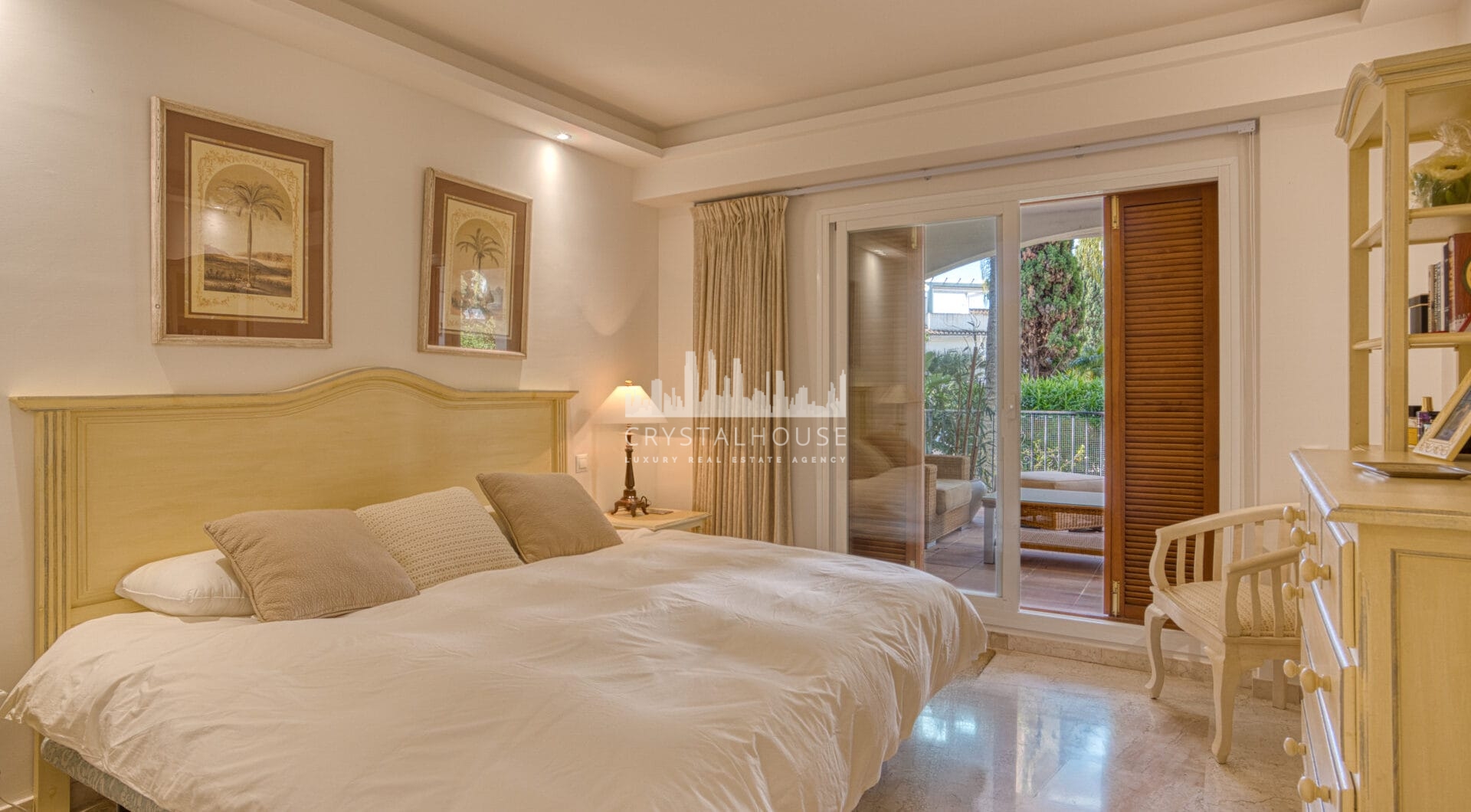 Lovely two bedroom ground floor apartment in the exceptional gated community of Señorio de Marbella, on Marbella´s Golden Mile
