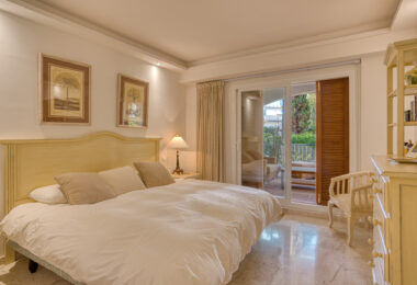 Lovely two bedroom ground floor apartment in the exceptional gated community of Señorio de Marbella, on Marbella´s Golden Mile