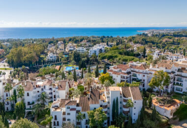 Lovely two bedroom ground floor apartment in the exceptional gated community of Señorio de Marbella, on Marbella´s Golden Mile
