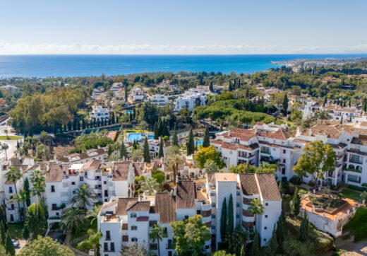 Lovely two bedroom ground floor apartment in the exceptional gated community of Señorio de Marbella, on Marbella´s Golden Mile