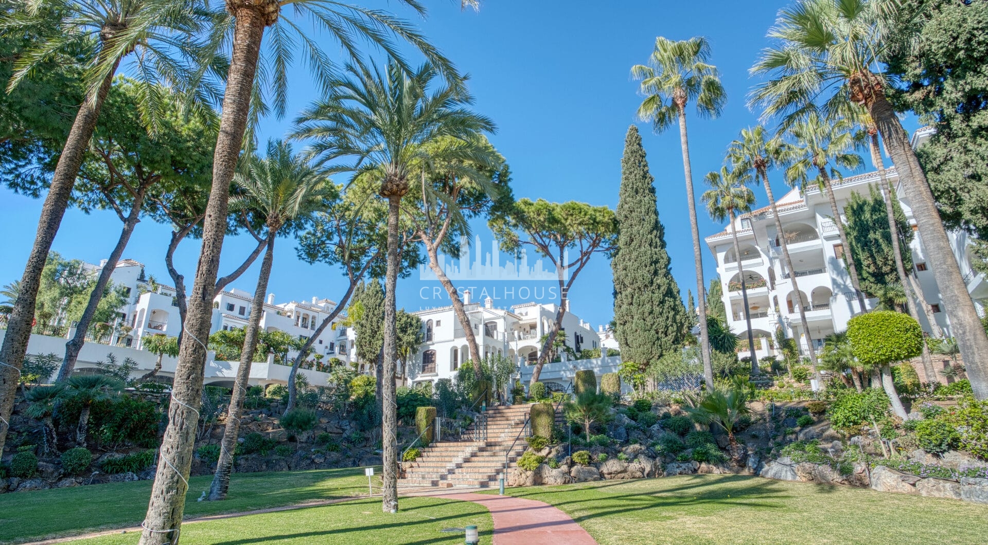 Lovely two bedroom ground floor apartment in the exceptional gated community of Señorio de Marbella, on Marbella´s Golden Mile