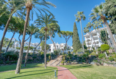 Lovely two bedroom ground floor apartment in the exceptional gated community of Señorio de Marbella, on Marbella´s Golden Mile