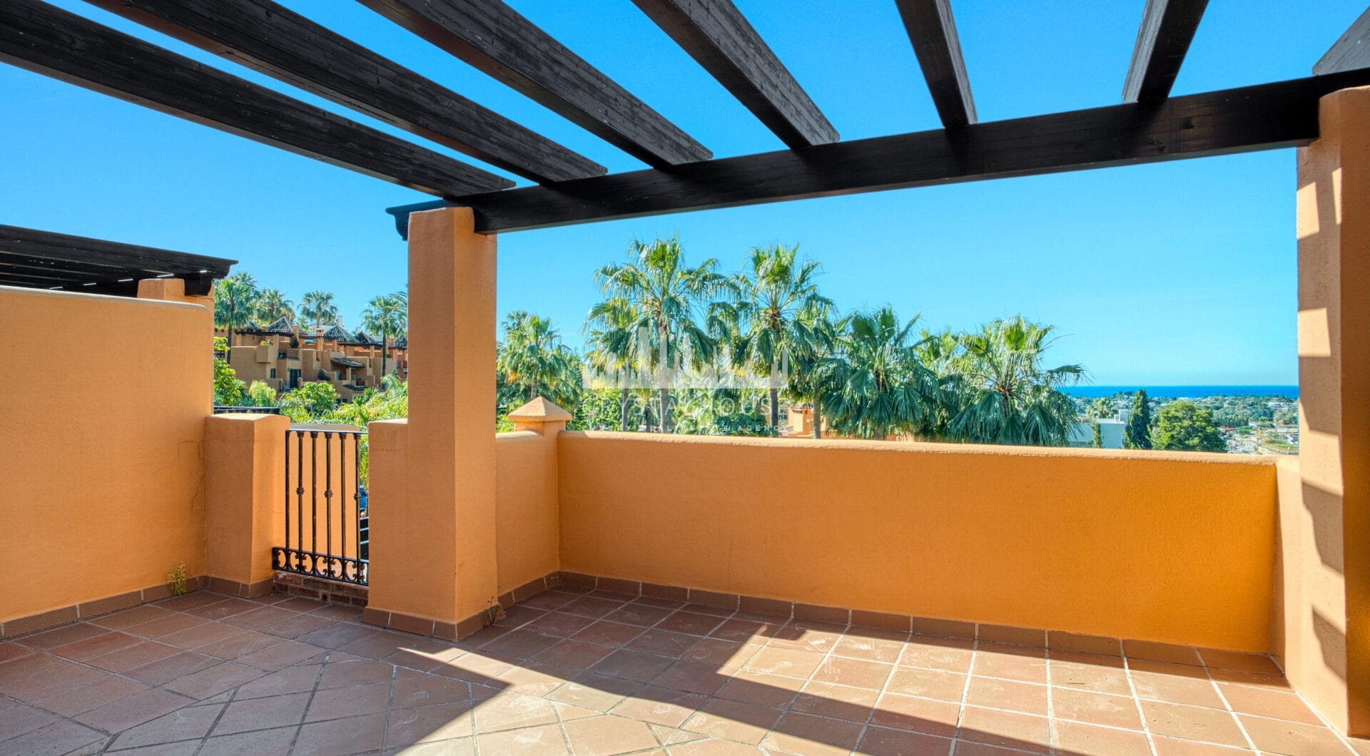 Superb three bedroom, south facing townhouse in Paraiso Bellevue, in El Paraiso on the New Golden Mile
