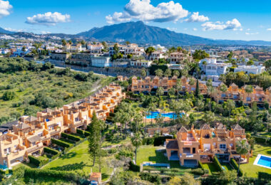 Superb three bedroom, south facing townhouse in Paraiso Bellevue, in El Paraiso on the New Golden Mile