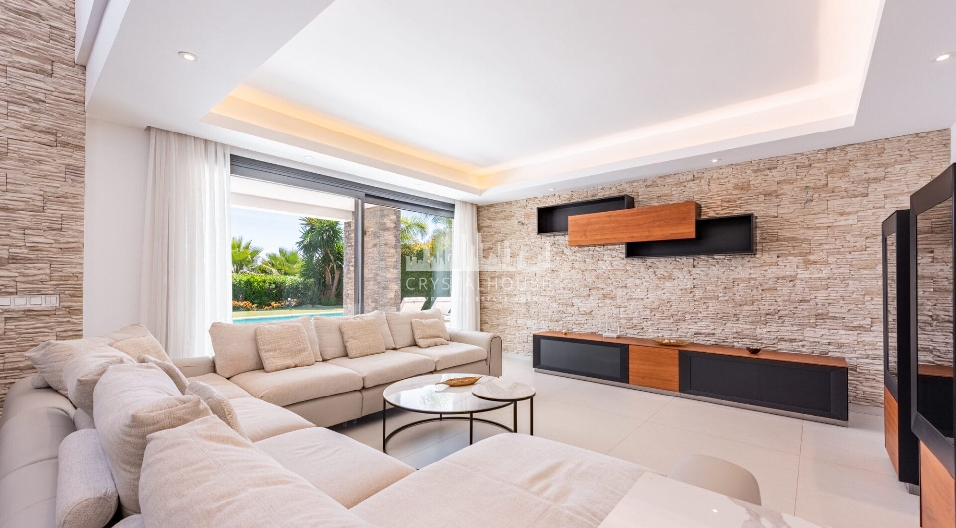 Spacious Contemporary Villa in the Heart of the Golden Triangle!