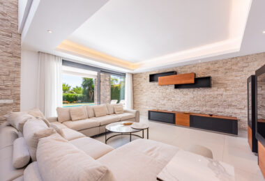 Spacious Contemporary Villa in the Heart of the Golden Triangle!