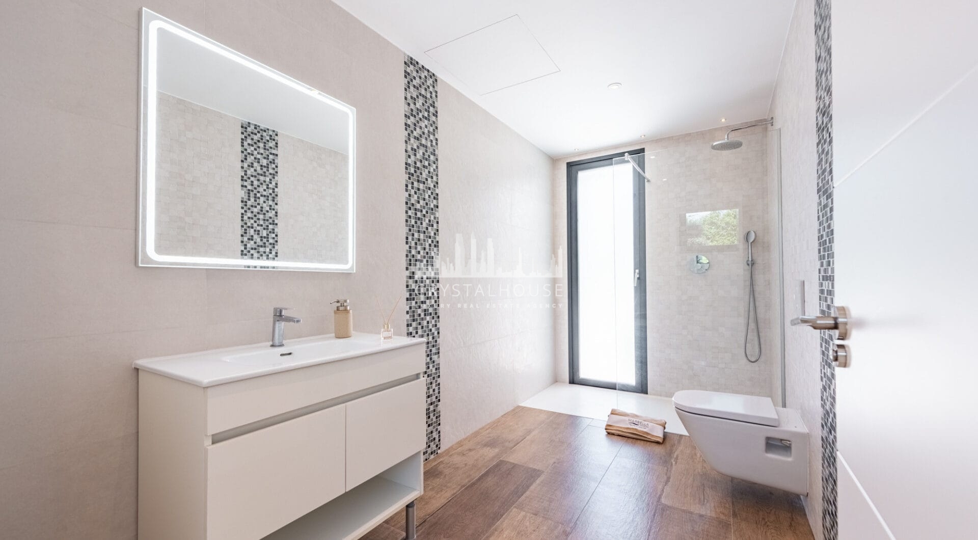 Spacious Contemporary Villa in the Heart of the Golden Triangle!
