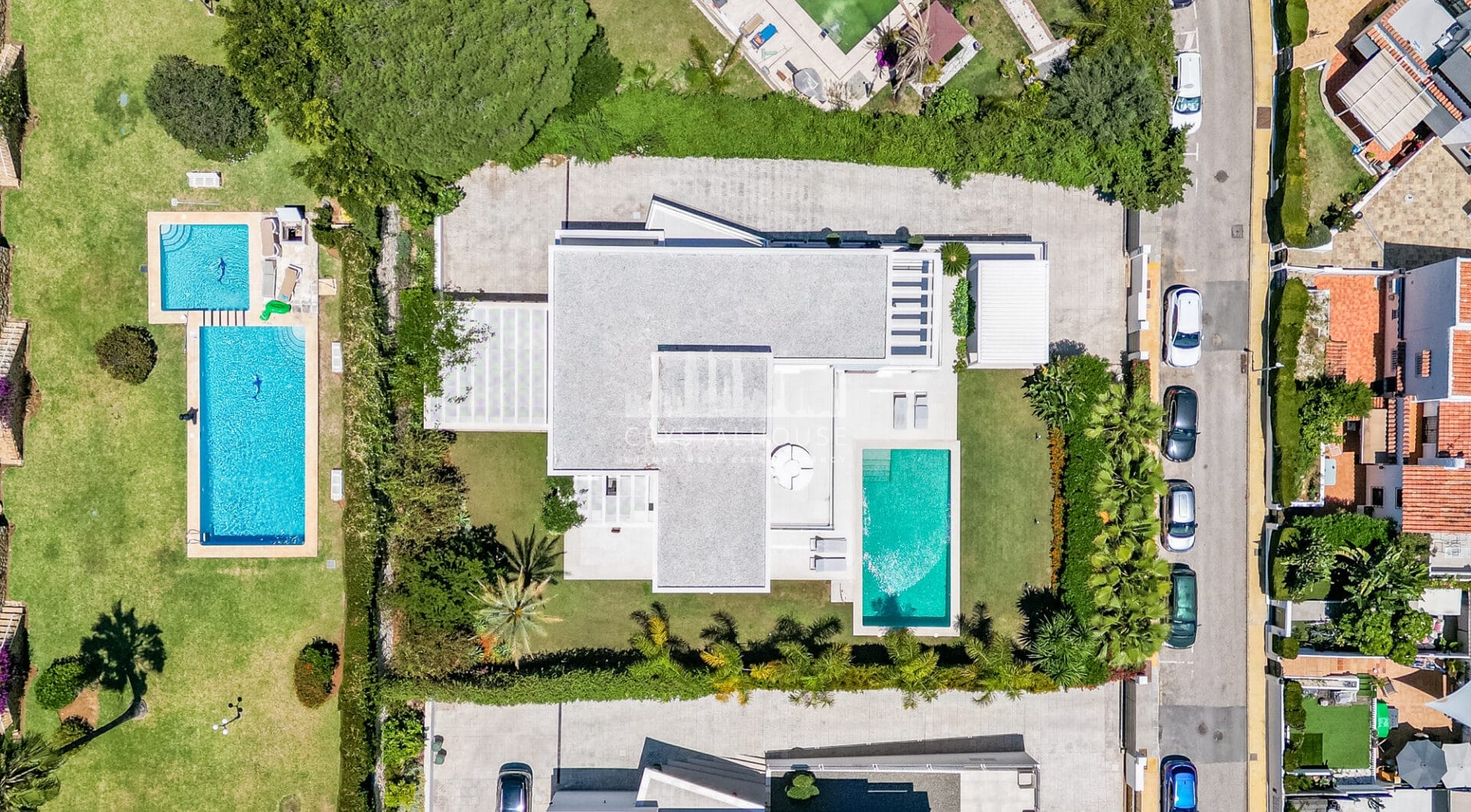 Spacious Contemporary Villa in the Heart of the Golden Triangle!