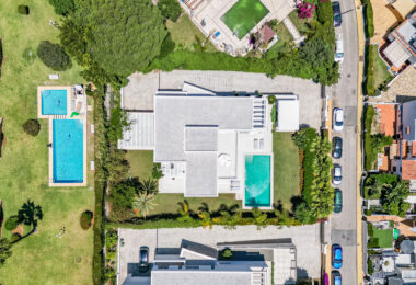 Spacious Contemporary Villa in the Heart of the Golden Triangle!