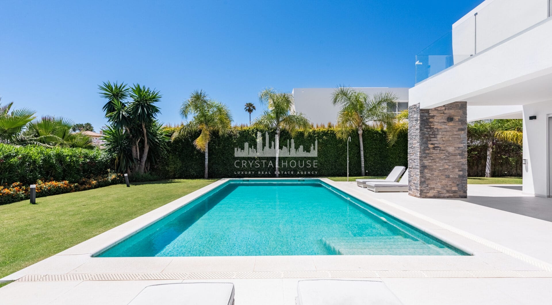 Spacious Contemporary Villa in the Heart of the Golden Triangle!