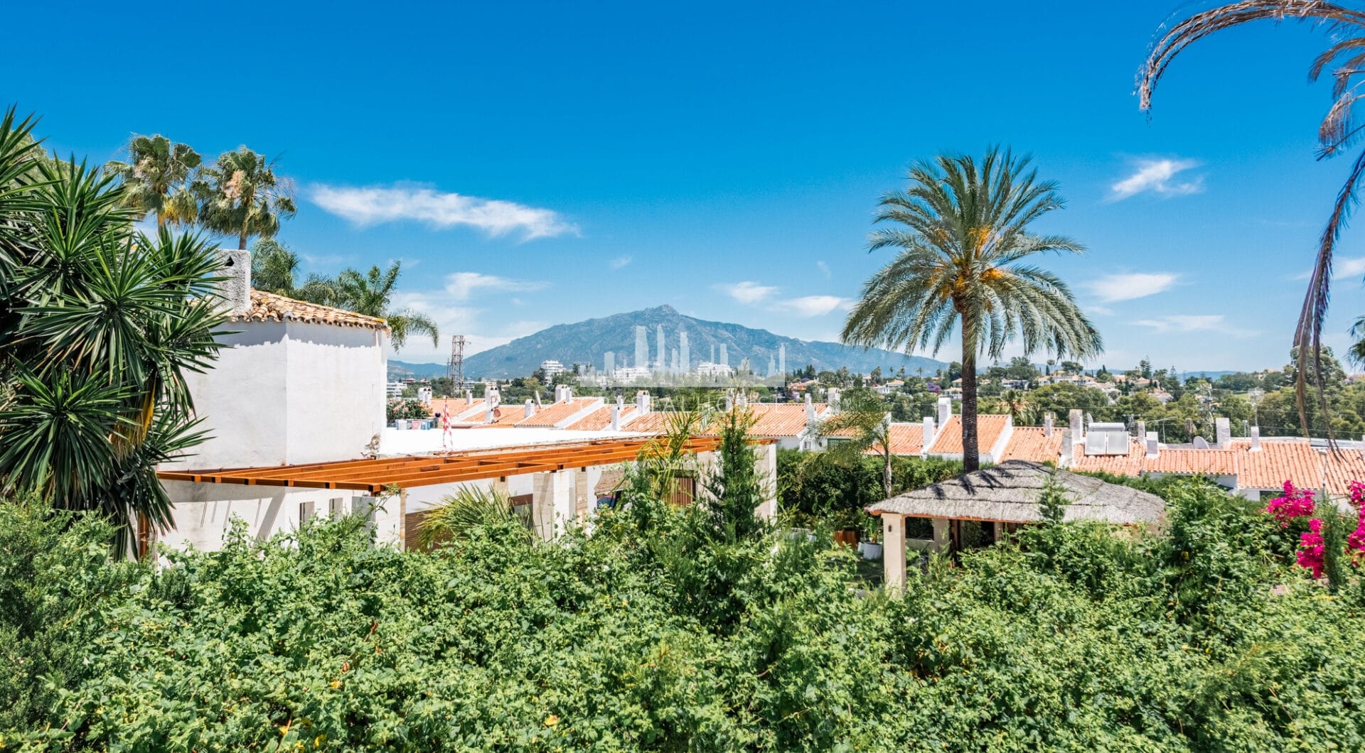 Spacious Contemporary Villa in the Heart of the Golden Triangle!