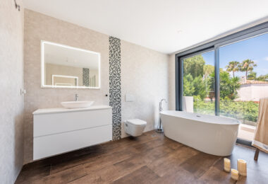Spacious Contemporary Villa in the Heart of the Golden Triangle!
