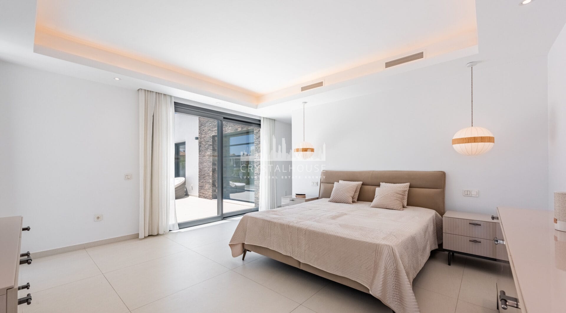 Spacious Contemporary Villa in the Heart of the Golden Triangle!