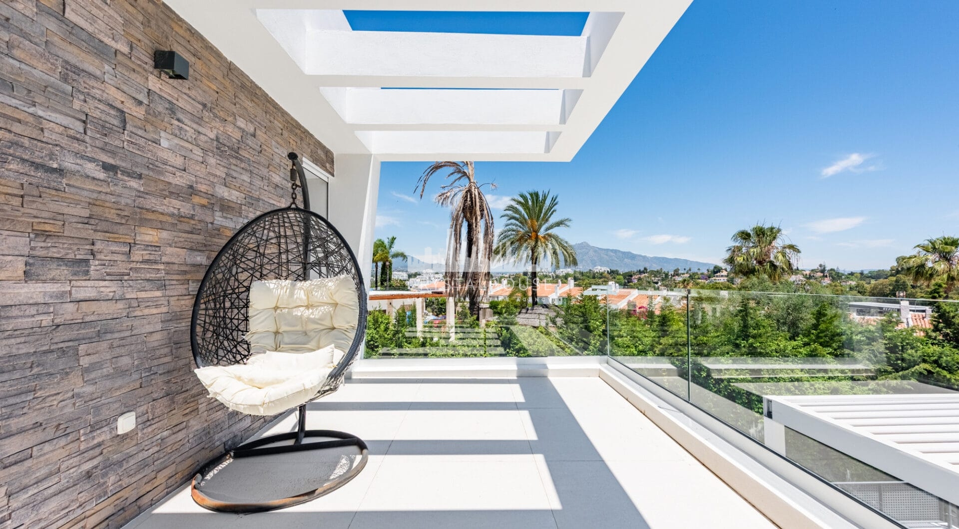 Spacious Contemporary Villa in the Heart of the Golden Triangle!