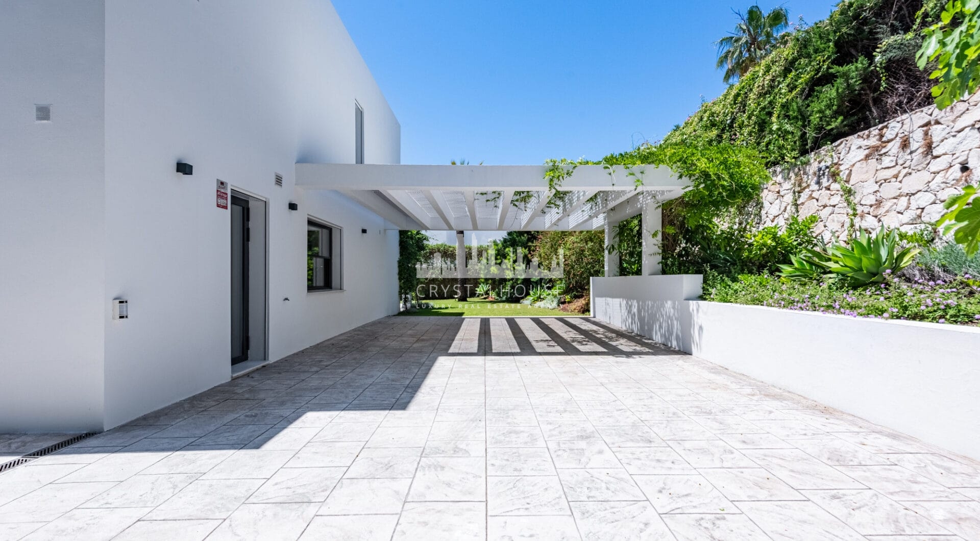 Spacious Contemporary Villa in the Heart of the Golden Triangle!