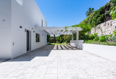 Spacious Contemporary Villa in the Heart of the Golden Triangle!