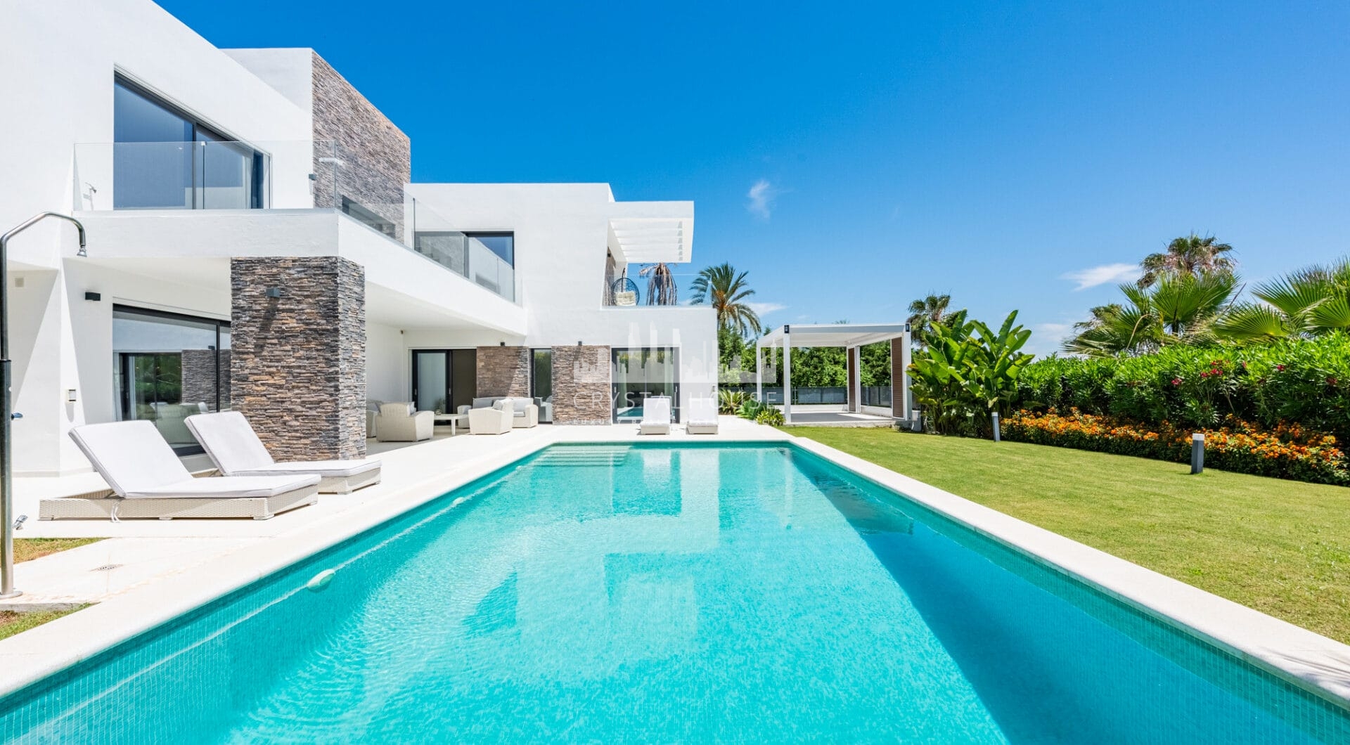Spacious Contemporary Villa in the Heart of the Golden Triangle!