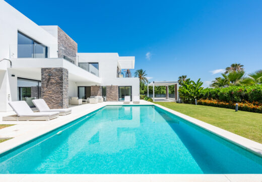 Spacious Contemporary Villa in the Heart of the Golden Triangle!