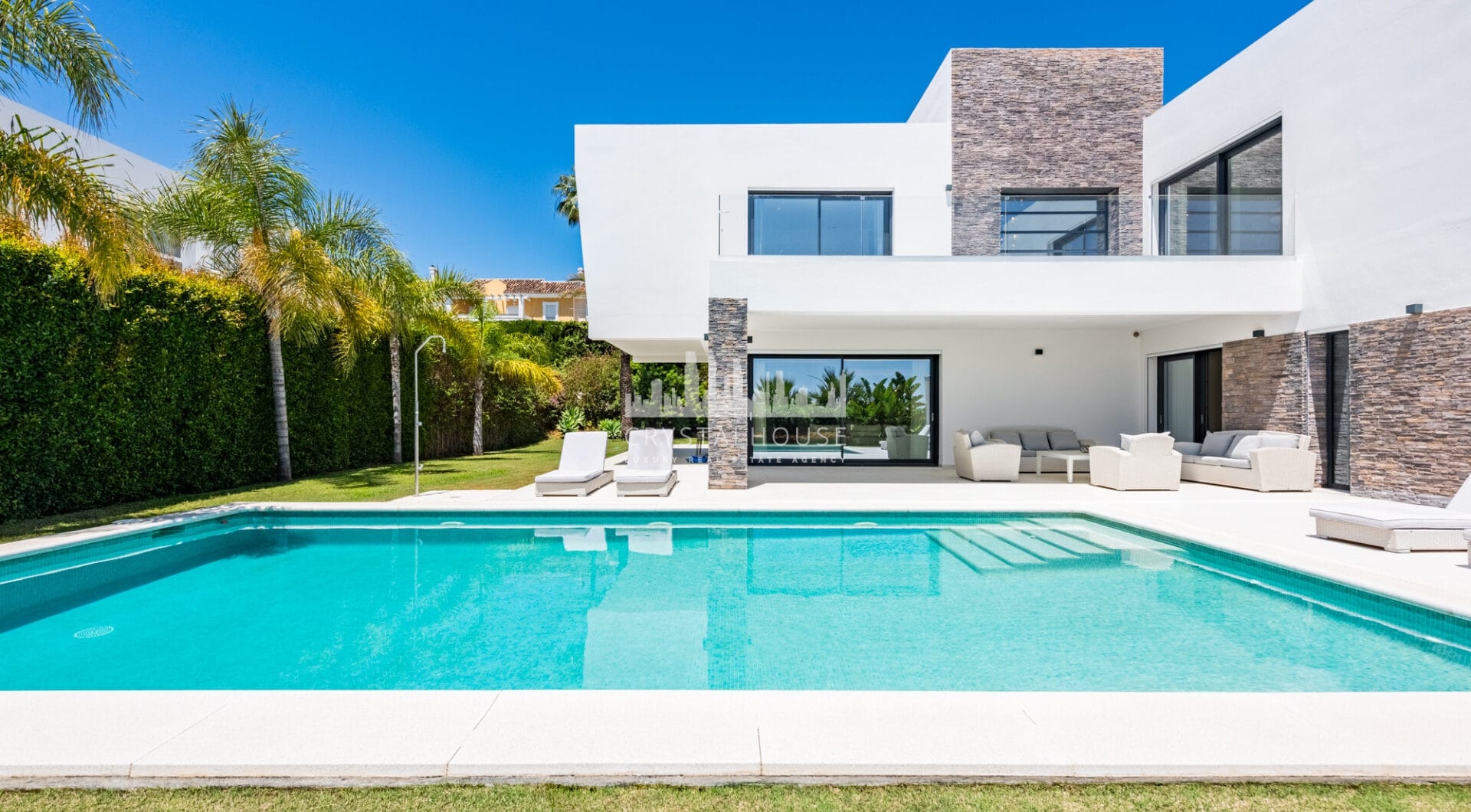 Spacious Contemporary Villa in the Heart of the Golden Triangle!