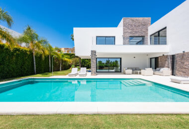 Spacious Contemporary Villa in the Heart of the Golden Triangle!