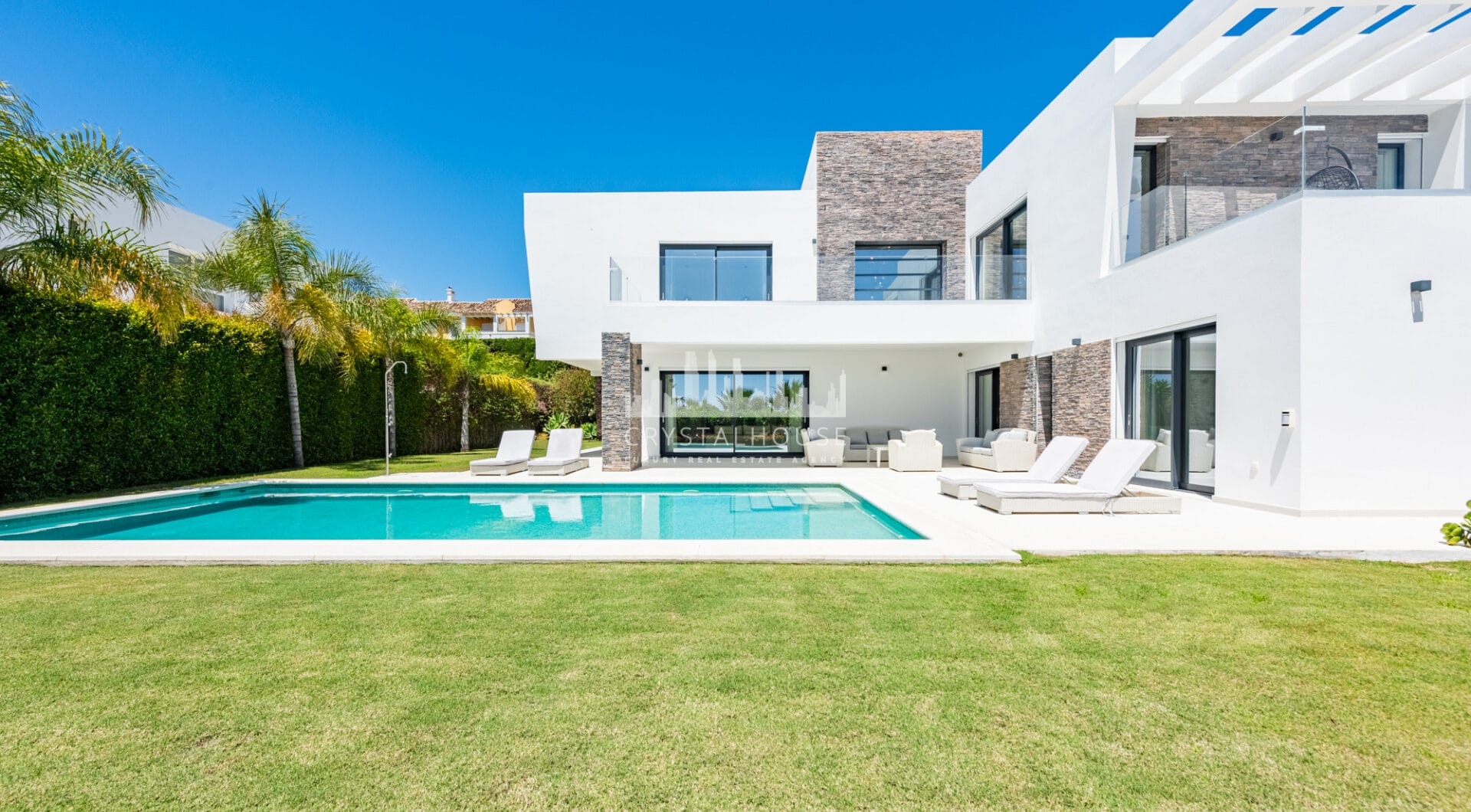 Spacious Contemporary Villa in the Heart of the Golden Triangle!