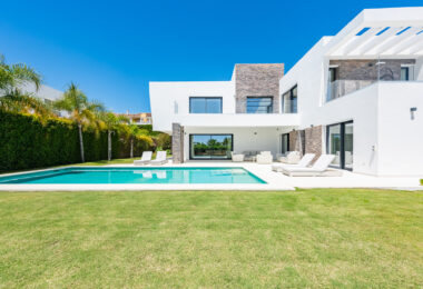 Spacious Contemporary Villa in the Heart of the Golden Triangle!