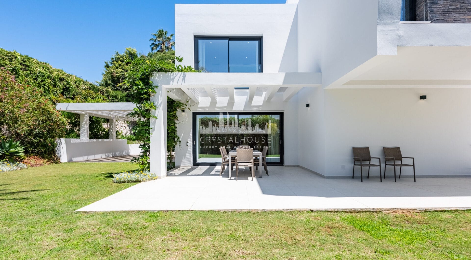 Spacious Contemporary Villa in the Heart of the Golden Triangle!