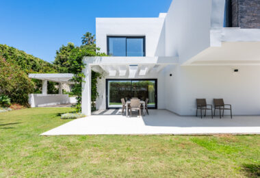 Spacious Contemporary Villa in the Heart of the Golden Triangle!