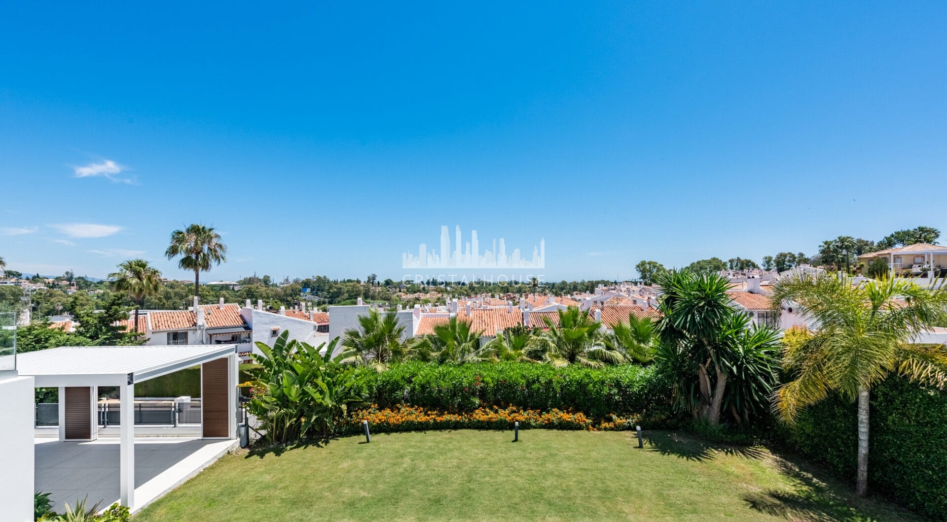 Spacious Contemporary Villa in the Heart of the Golden Triangle!