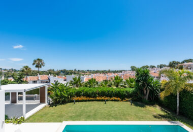 Spacious Contemporary Villa in the Heart of the Golden Triangle!