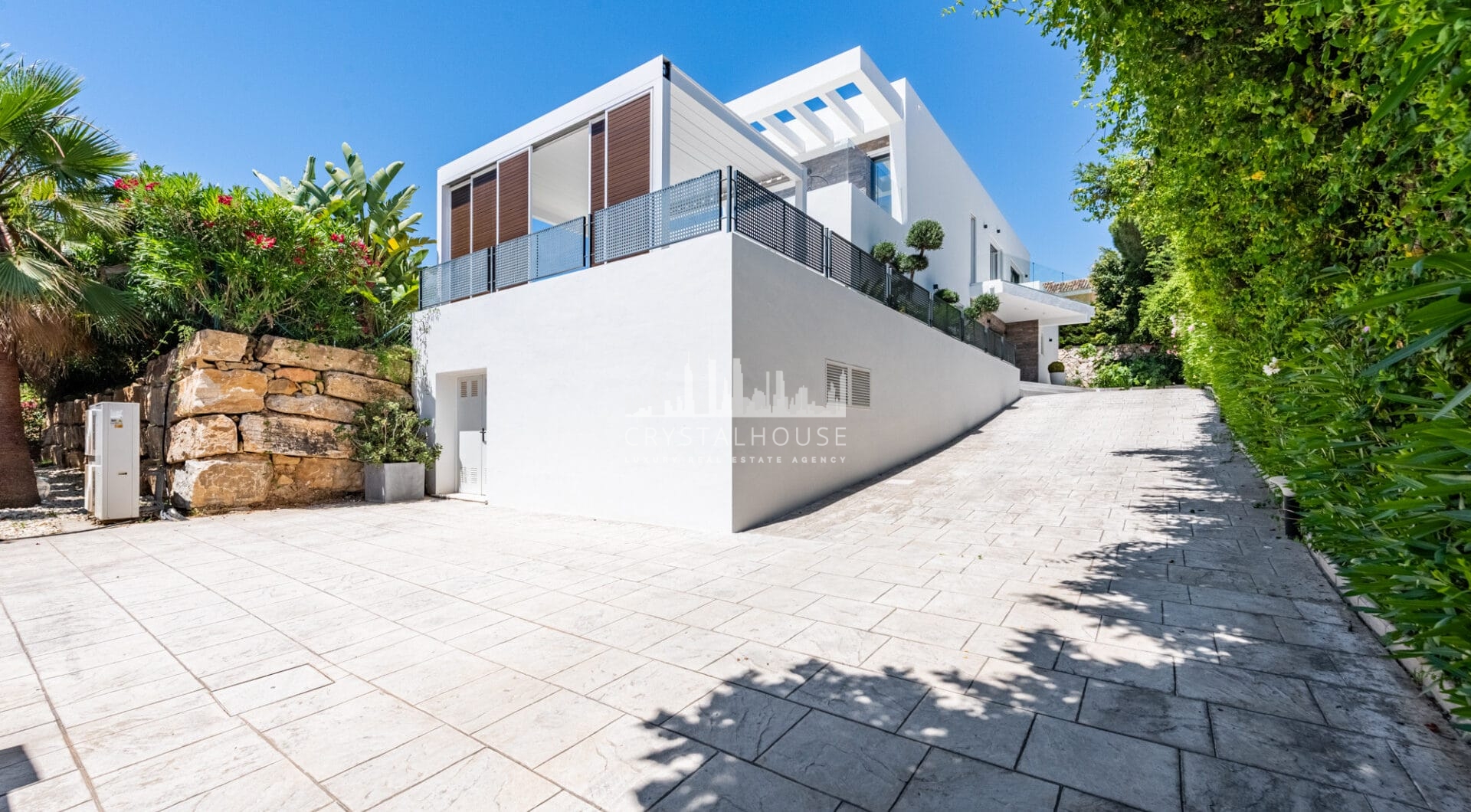 Spacious Contemporary Villa in the Heart of the Golden Triangle!