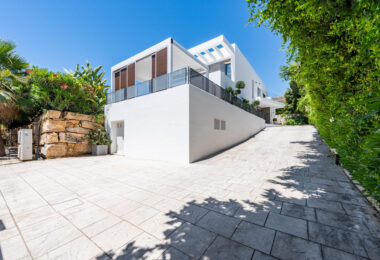 Spacious Contemporary Villa in the Heart of the Golden Triangle!