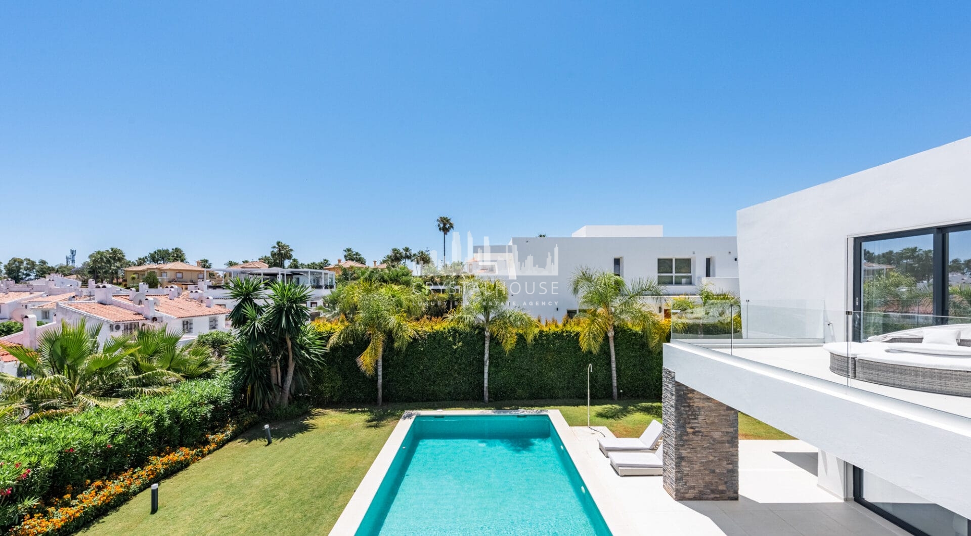Spacious Contemporary Villa in the Heart of the Golden Triangle!