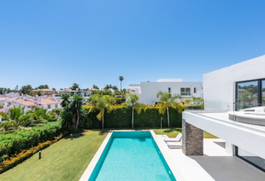 Spacious Contemporary Villa in the Heart of the Golden Triangle!