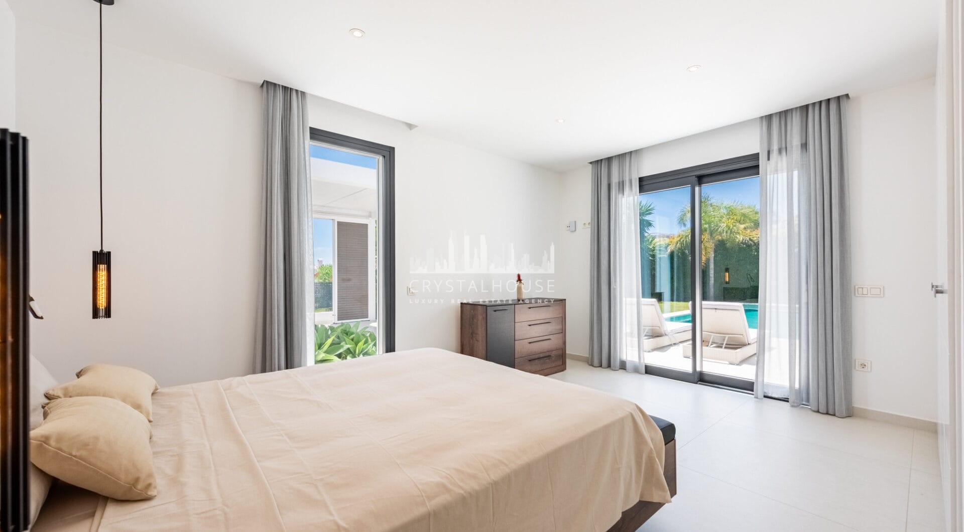 Spacious Contemporary Villa in the Heart of the Golden Triangle!