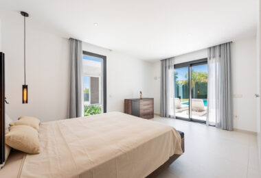 Spacious Contemporary Villa in the Heart of the Golden Triangle!