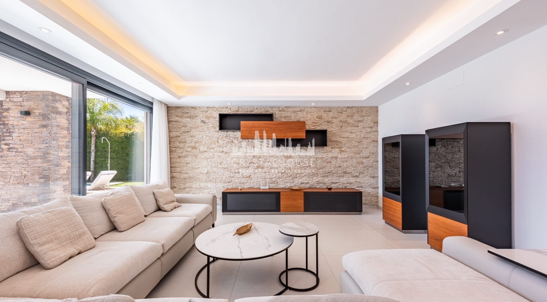 Spacious Contemporary Villa in the Heart of the Golden Triangle!