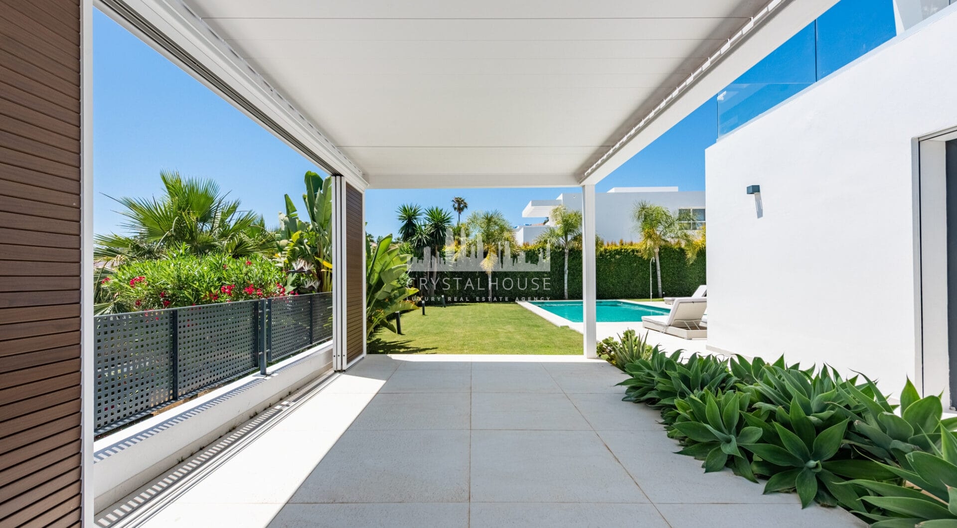 Spacious Contemporary Villa in the Heart of the Golden Triangle!