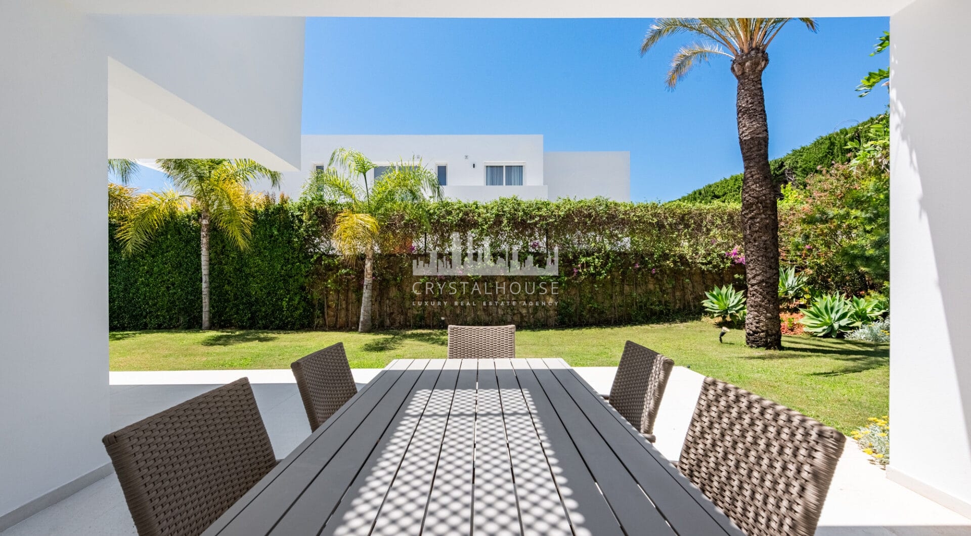Spacious Contemporary Villa in the Heart of the Golden Triangle!
