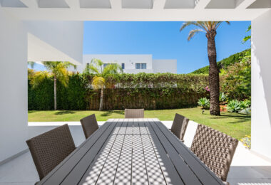 Spacious Contemporary Villa in the Heart of the Golden Triangle!