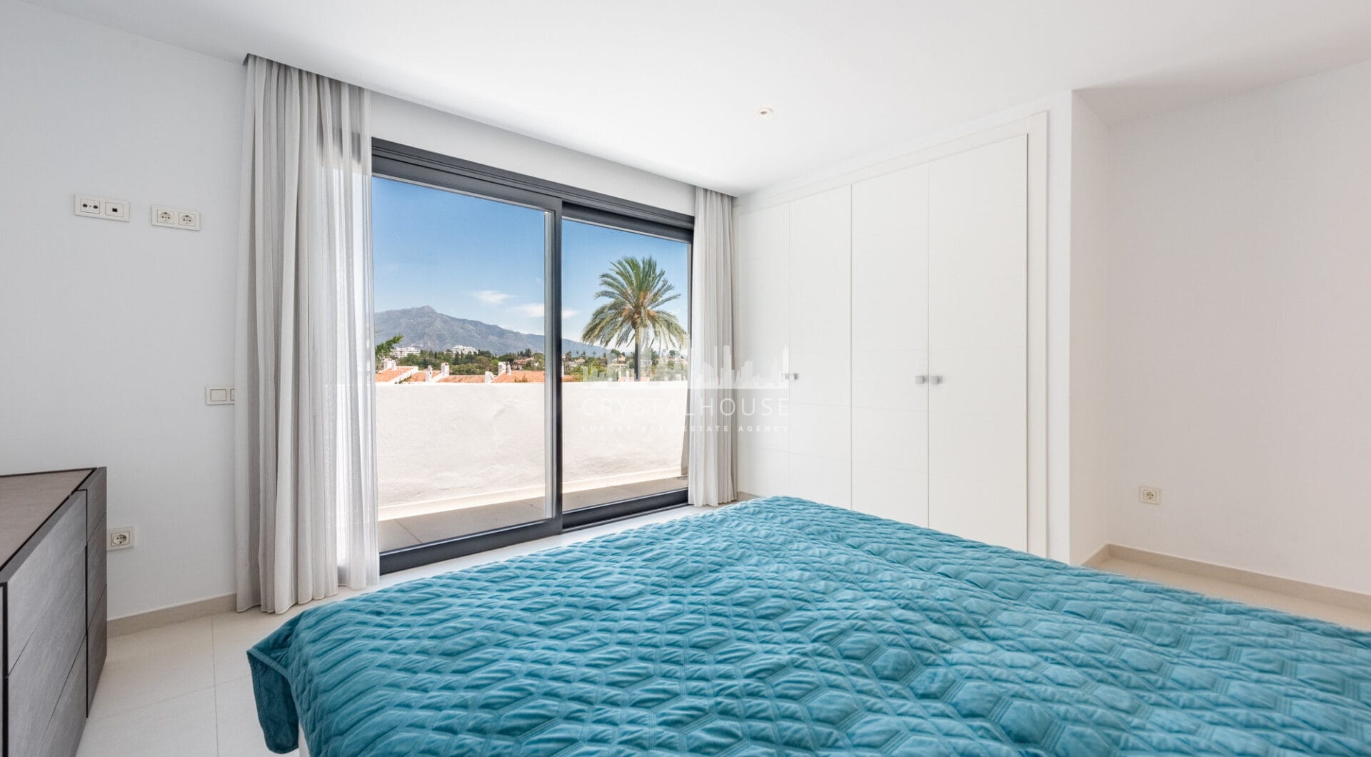 Spacious Contemporary Villa in the Heart of the Golden Triangle!