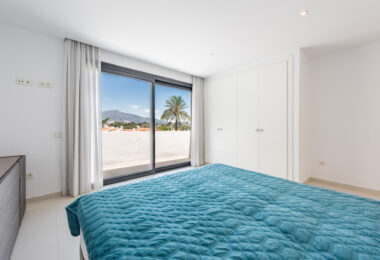 Spacious Contemporary Villa in the Heart of the Golden Triangle!