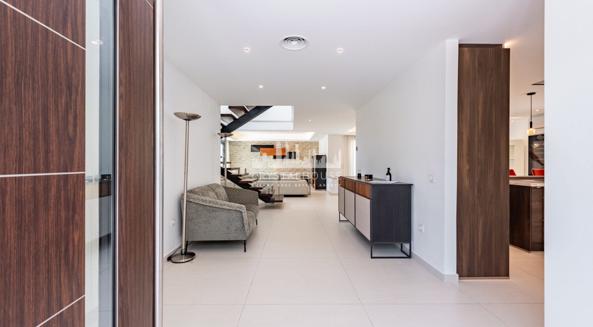 Spacious Contemporary Villa in the Heart of the Golden Triangle!