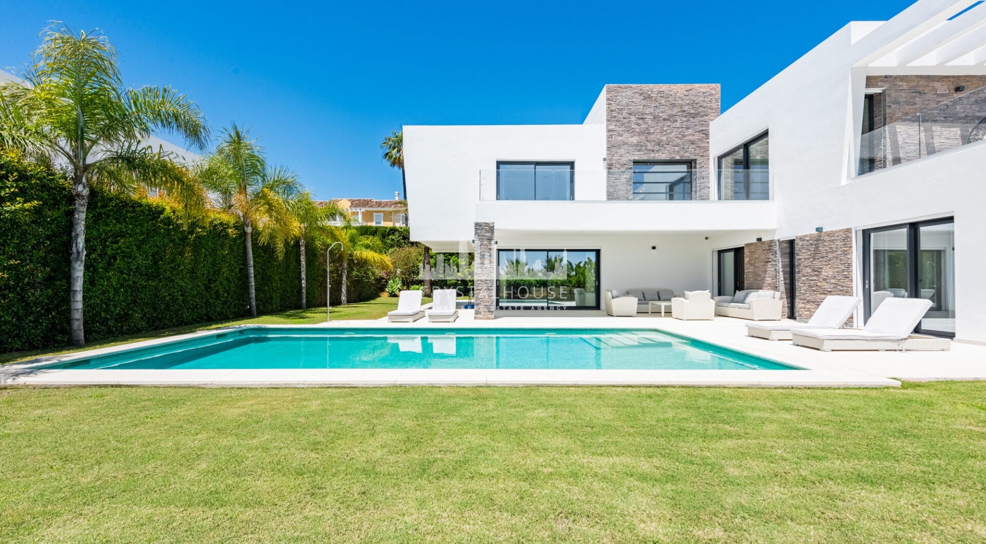 Spacious Contemporary Villa in the Heart of the Golden Triangle!