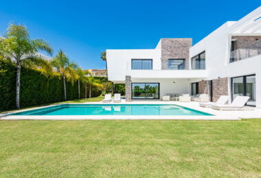 Spacious Contemporary Villa in the Heart of the Golden Triangle!