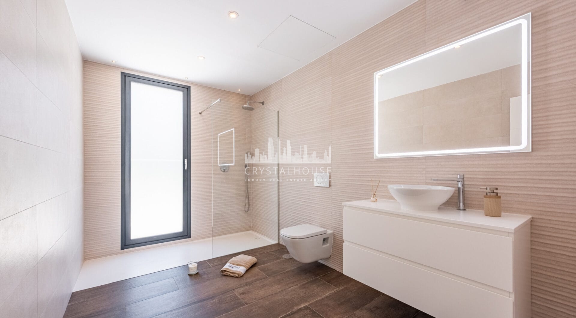 Spacious Contemporary Villa in the Heart of the Golden Triangle!
