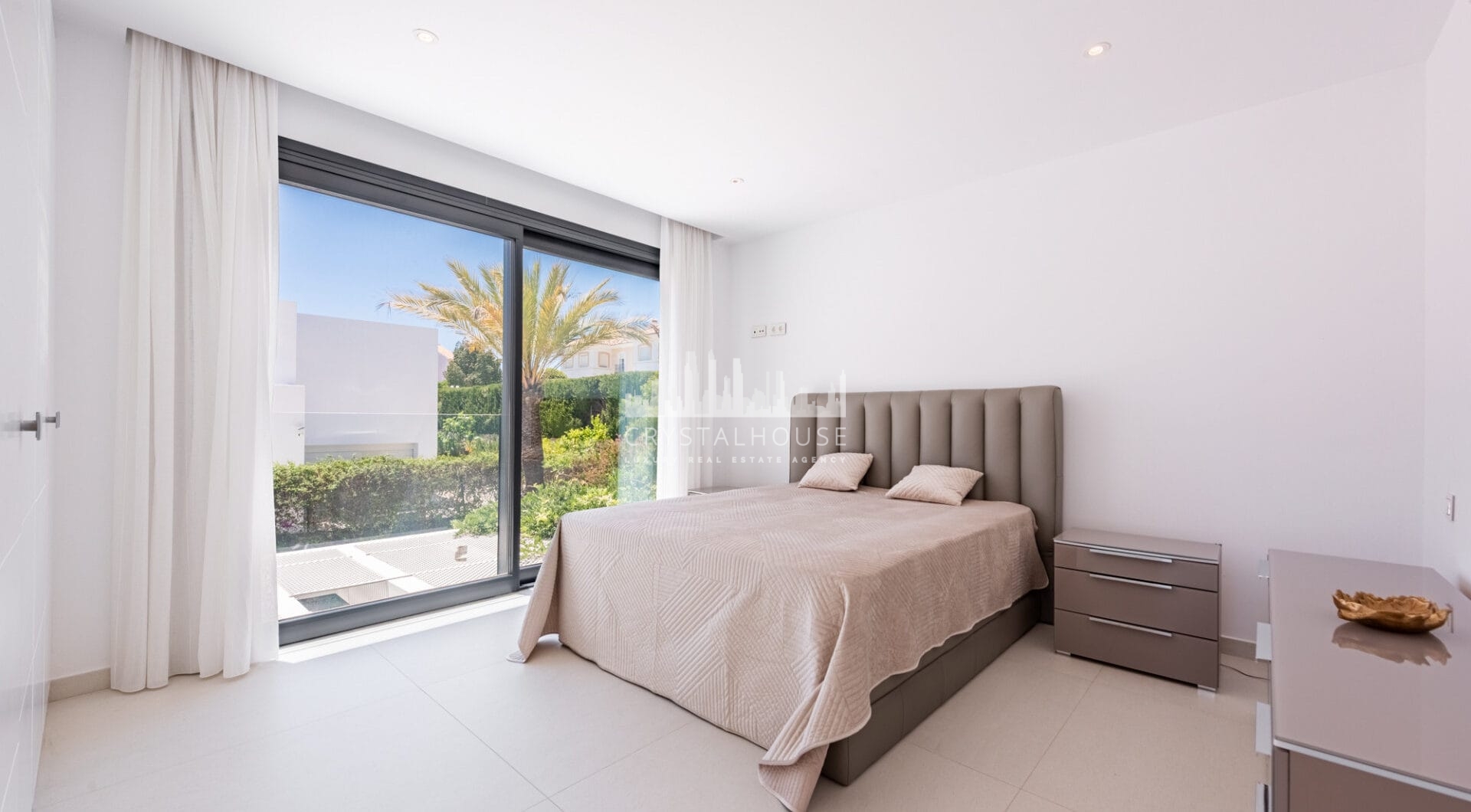 Spacious Contemporary Villa in the Heart of the Golden Triangle!